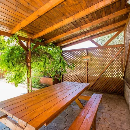 Antico Rosso Villa *